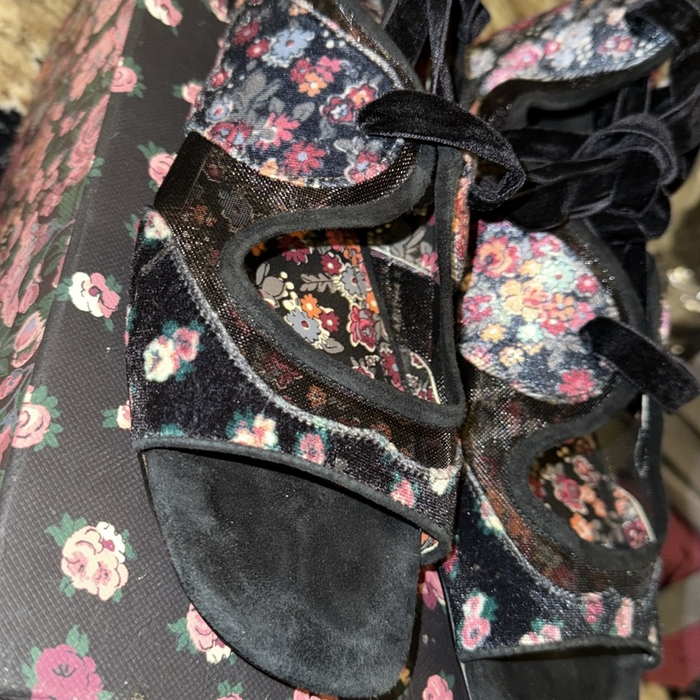 Coach Black Floral Heels with Glossy Finish - Picture 4 of 7